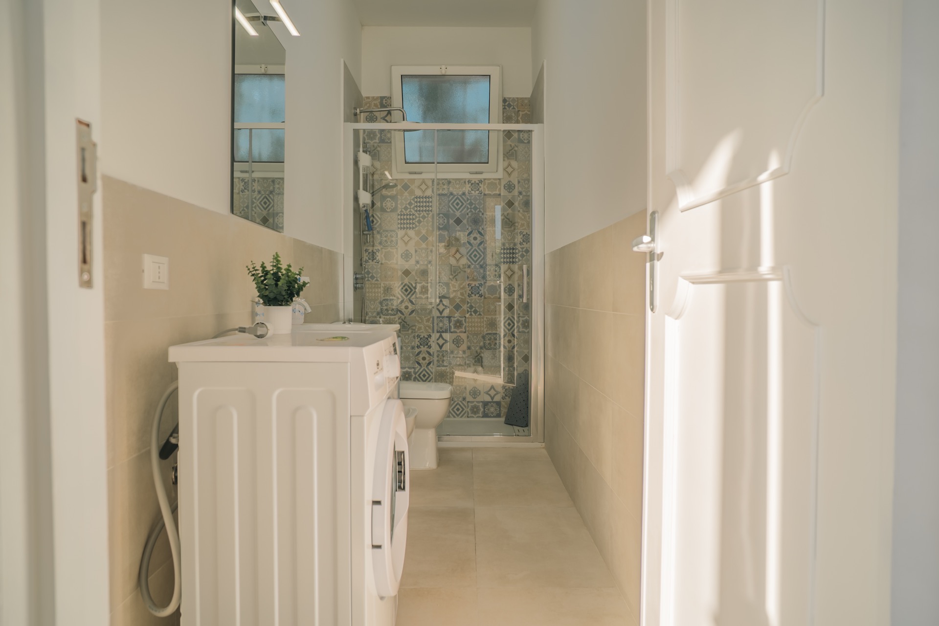 Bagno della Dimora Blu con doccia rivestita di maioliche decorate