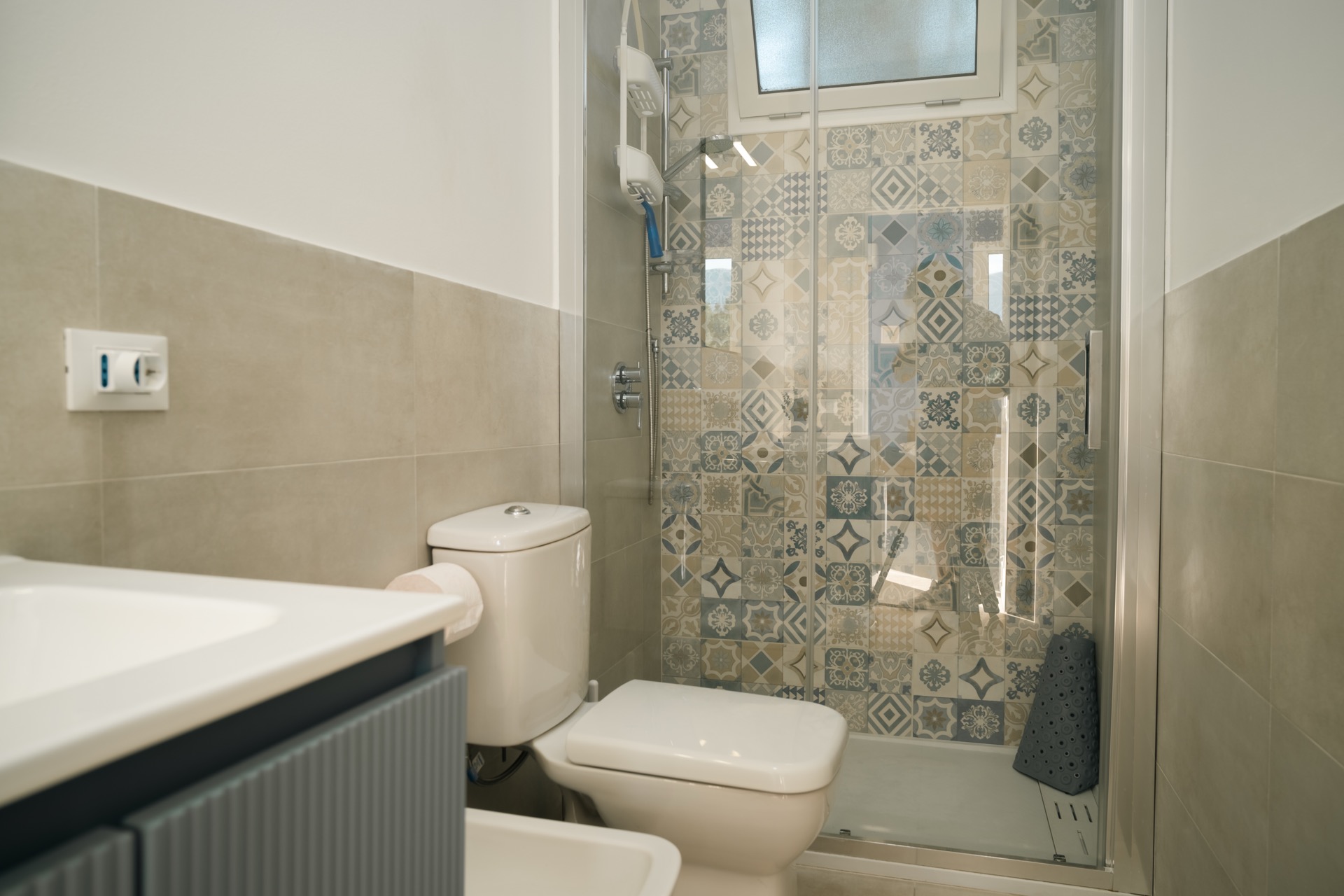 Bagno della Dimora Blu con wc, bidet e box doccia piastrellato