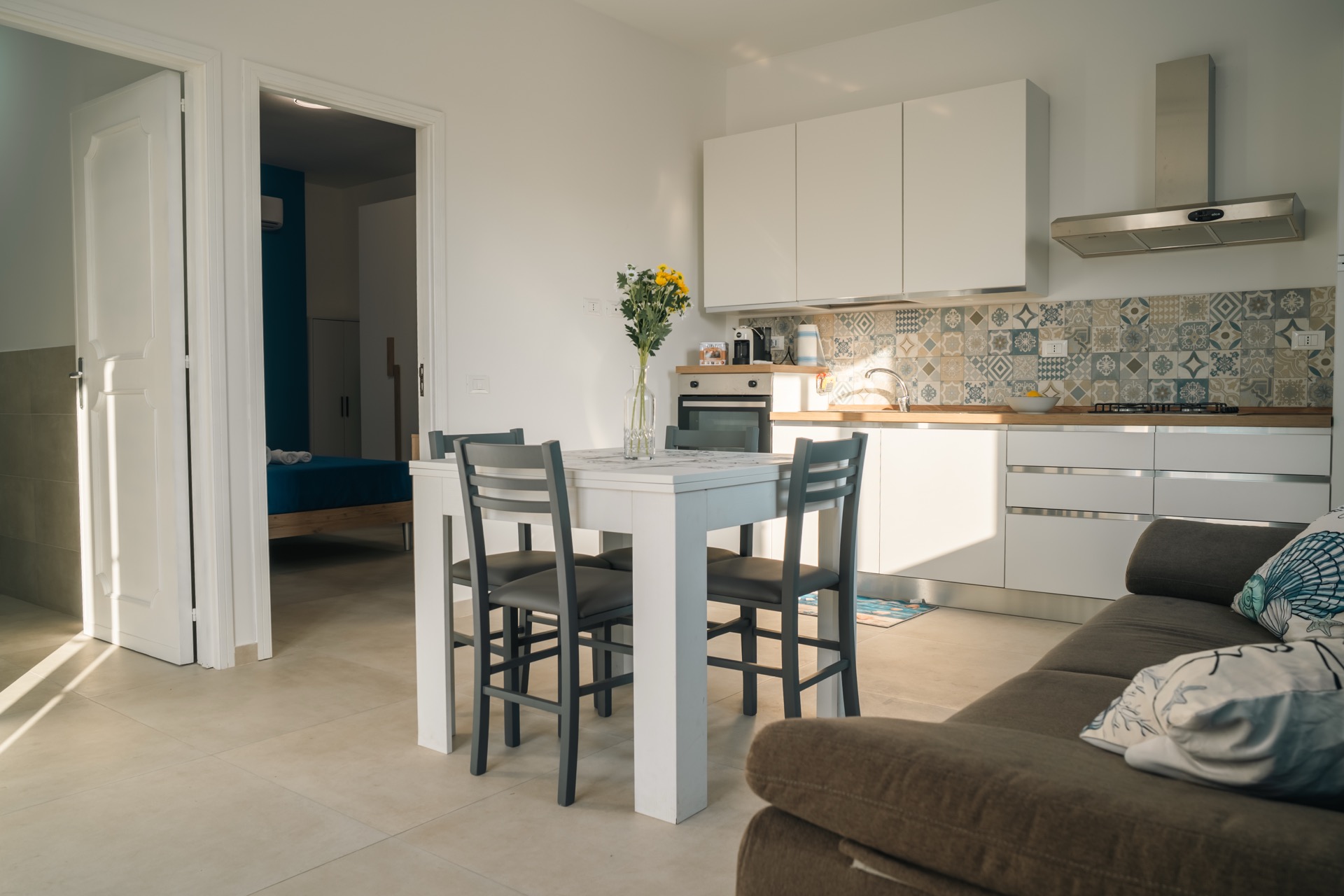 Cucina e sala da pranzo della Dimora Blu con piano in legno e piastrelle decorate