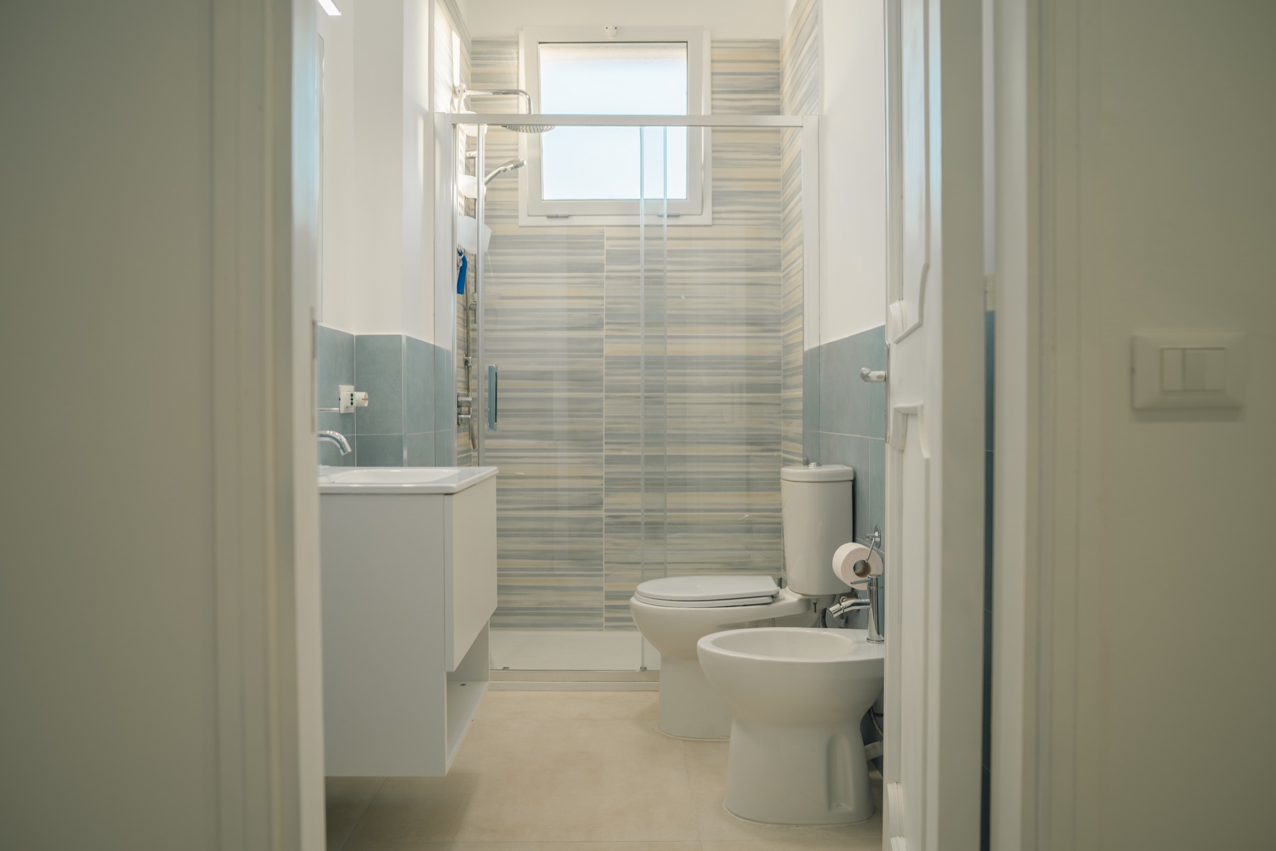 Bagno della Dimora Verde visto dall'ingresso con doccia e sanitari