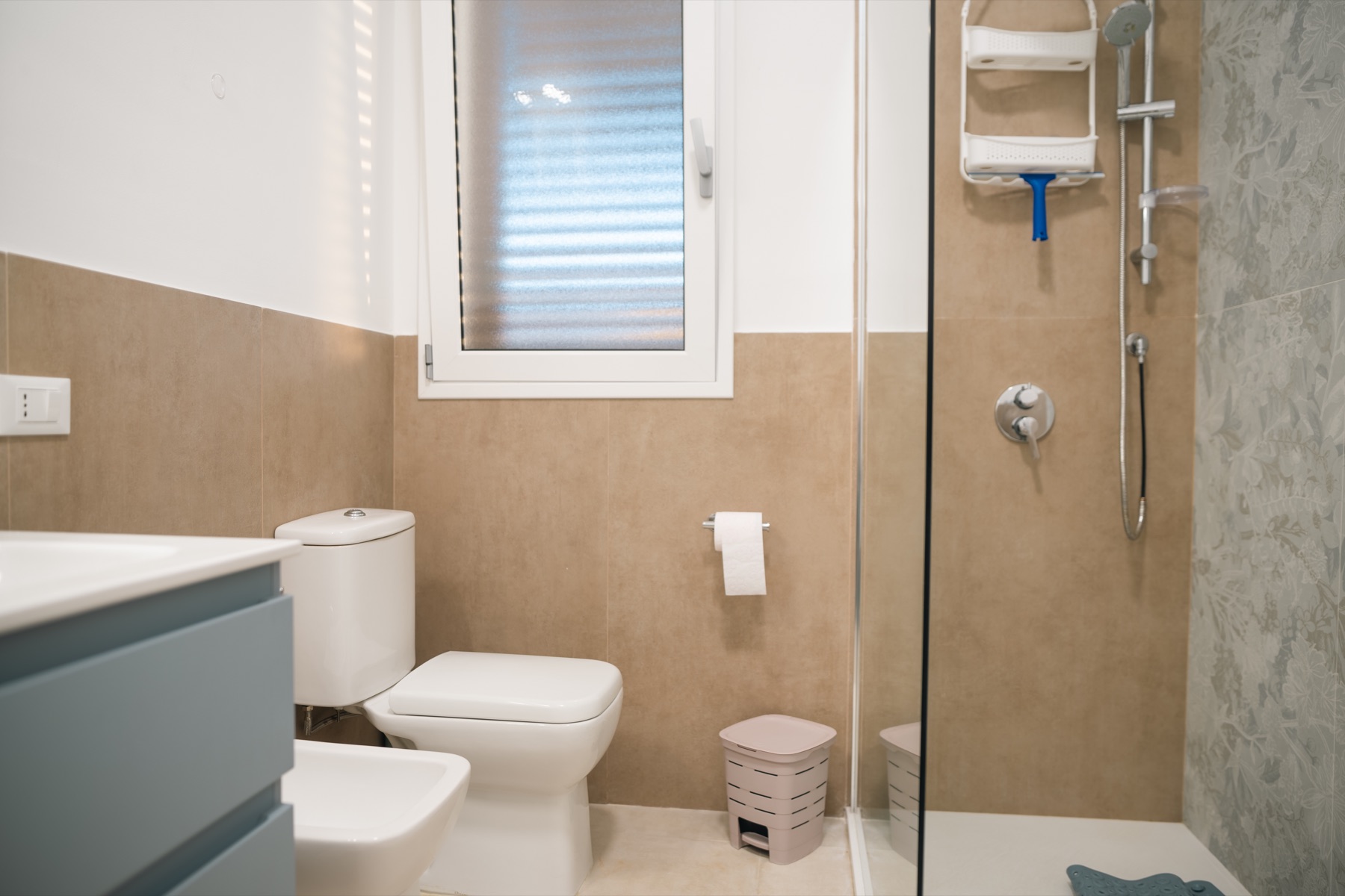 Secondo bagno della Dimora Verde con doccia e finestra