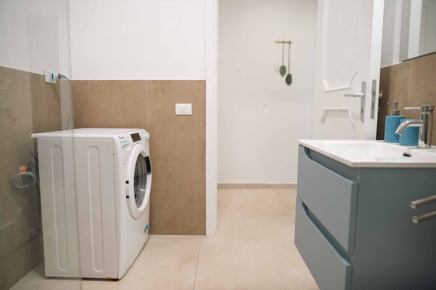 Bagno della Dimora Verde con lavatrice e mobile lavabo