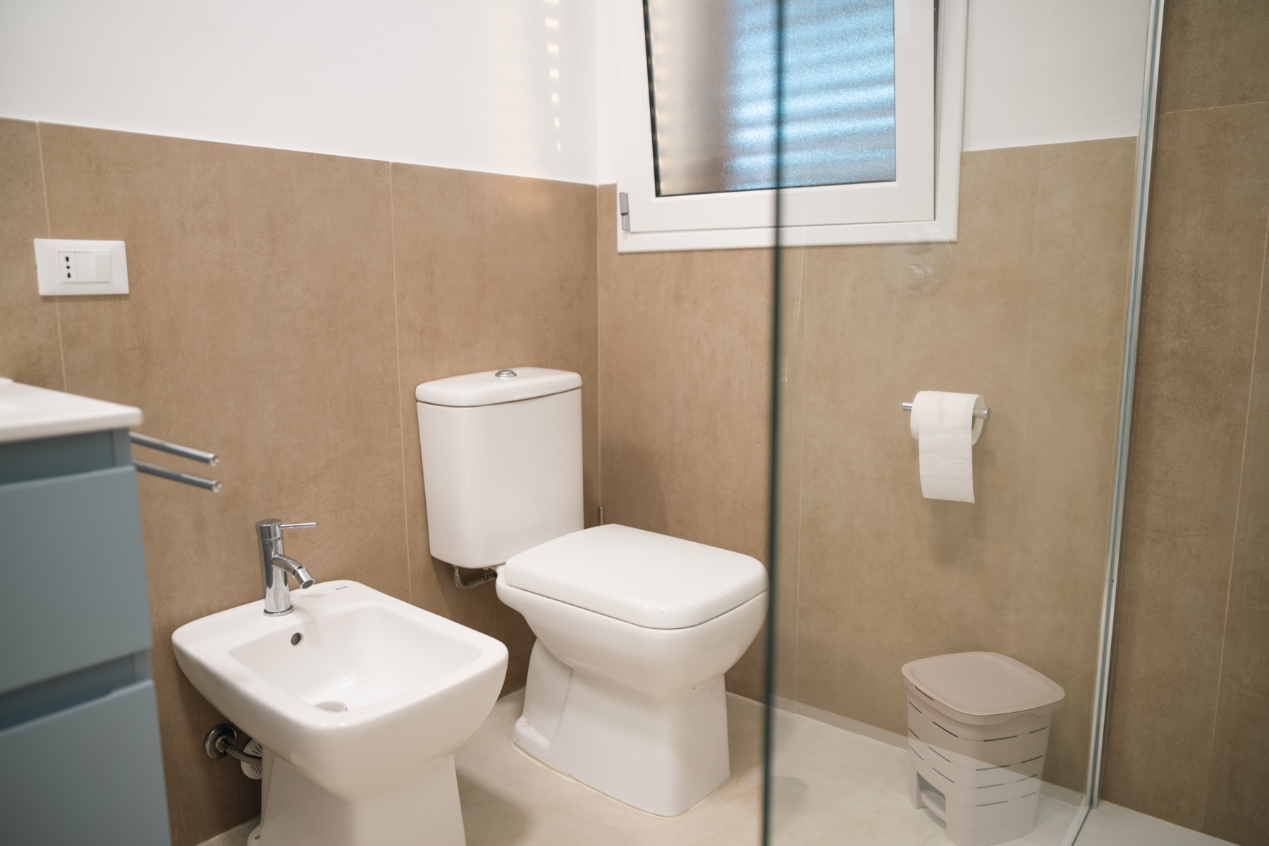 Secondo bagno della Dimora Verde con wc, bidet e doccia