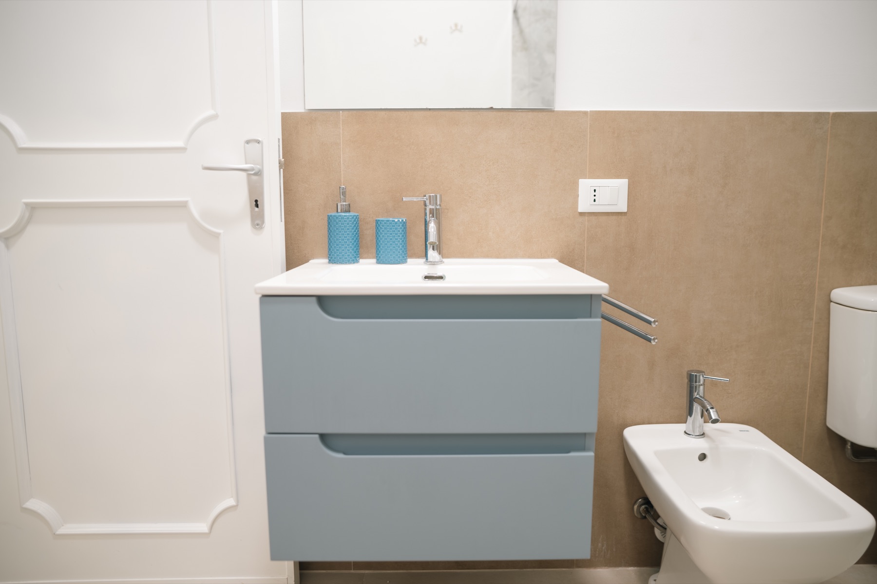 Mobile lavabo e bidet del secondo bagno della Dimora Verde