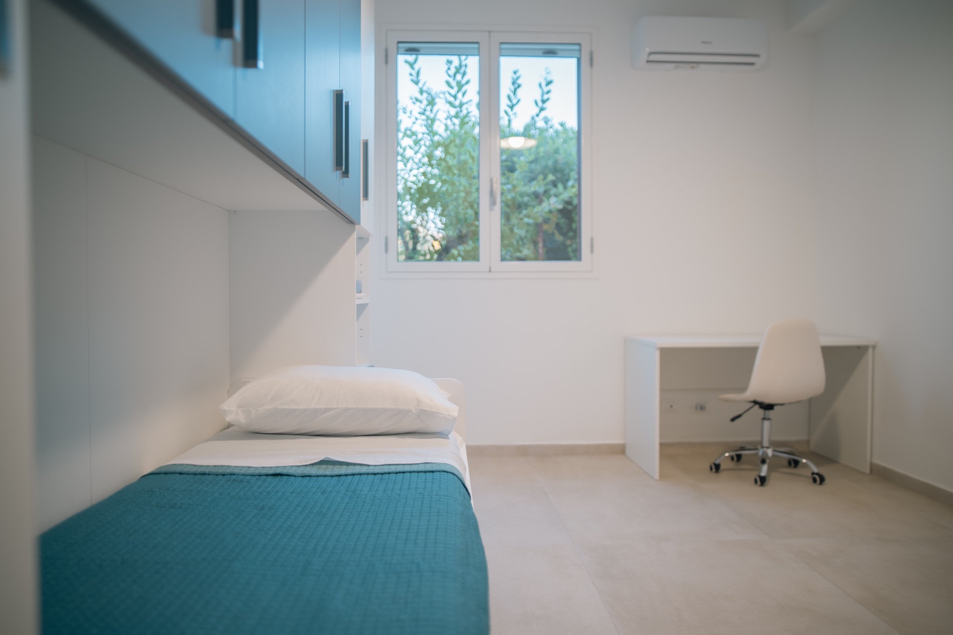 Camera singola della Dimora Verde con letto, finestra e scrivania