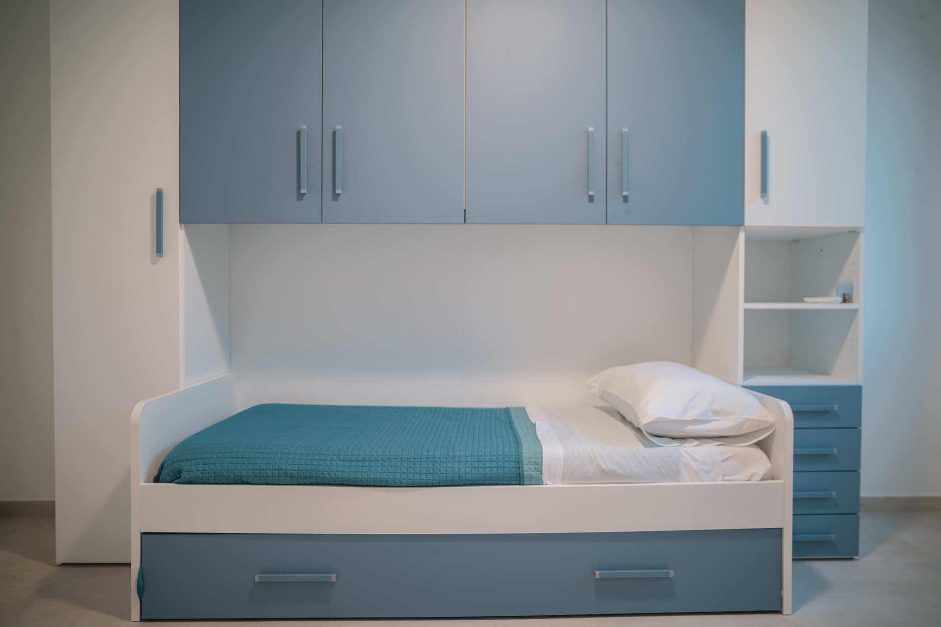 Letto singolo della Dimora Verde con armadio a ponte