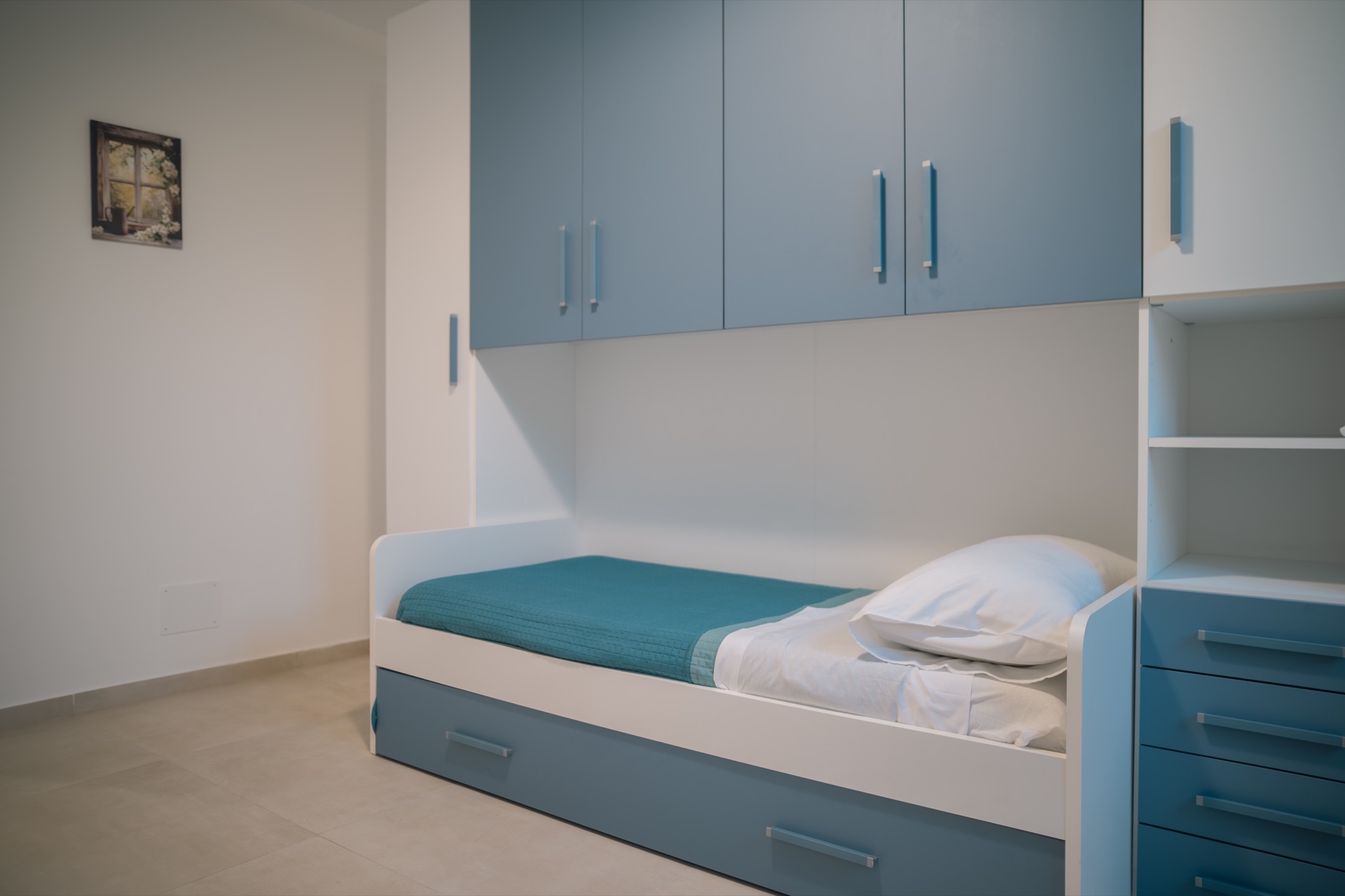 Camera singola della Dimora Verde con letto e arredi azzurri