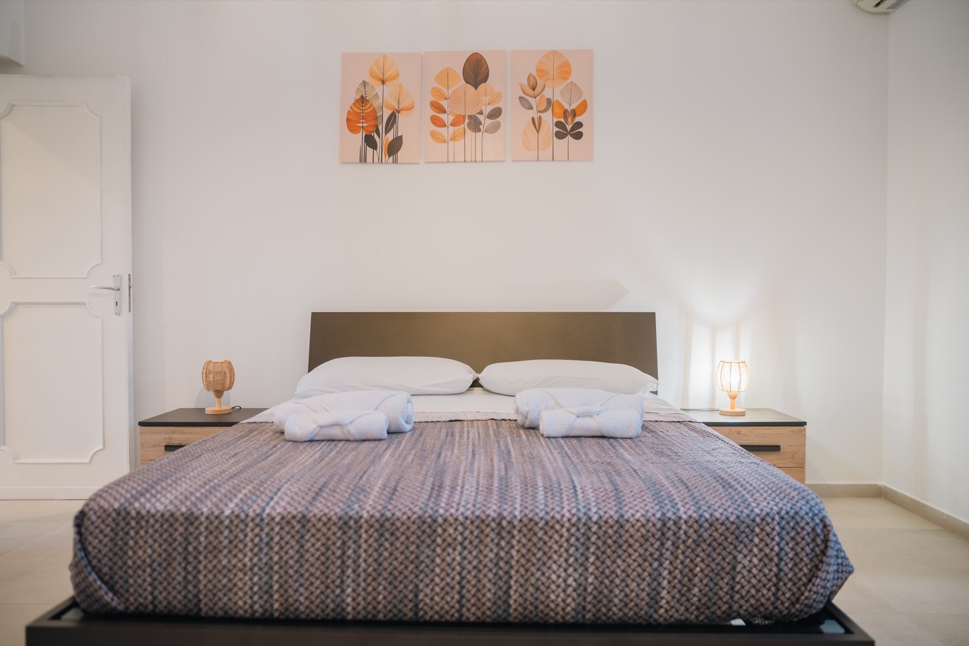 Letto matrimoniale della Dimora Verde con due comodini