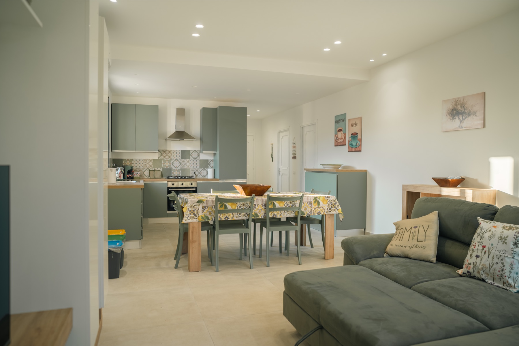 Soggiorno con cucina a vista della Dimora Verde