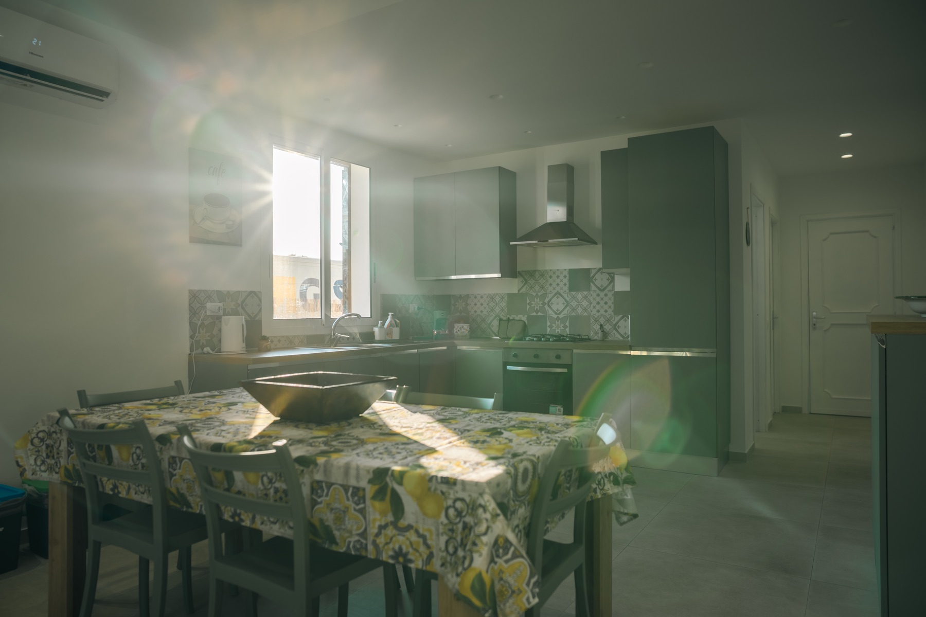 Cucina della Dimora Verde con luce dalla finestra