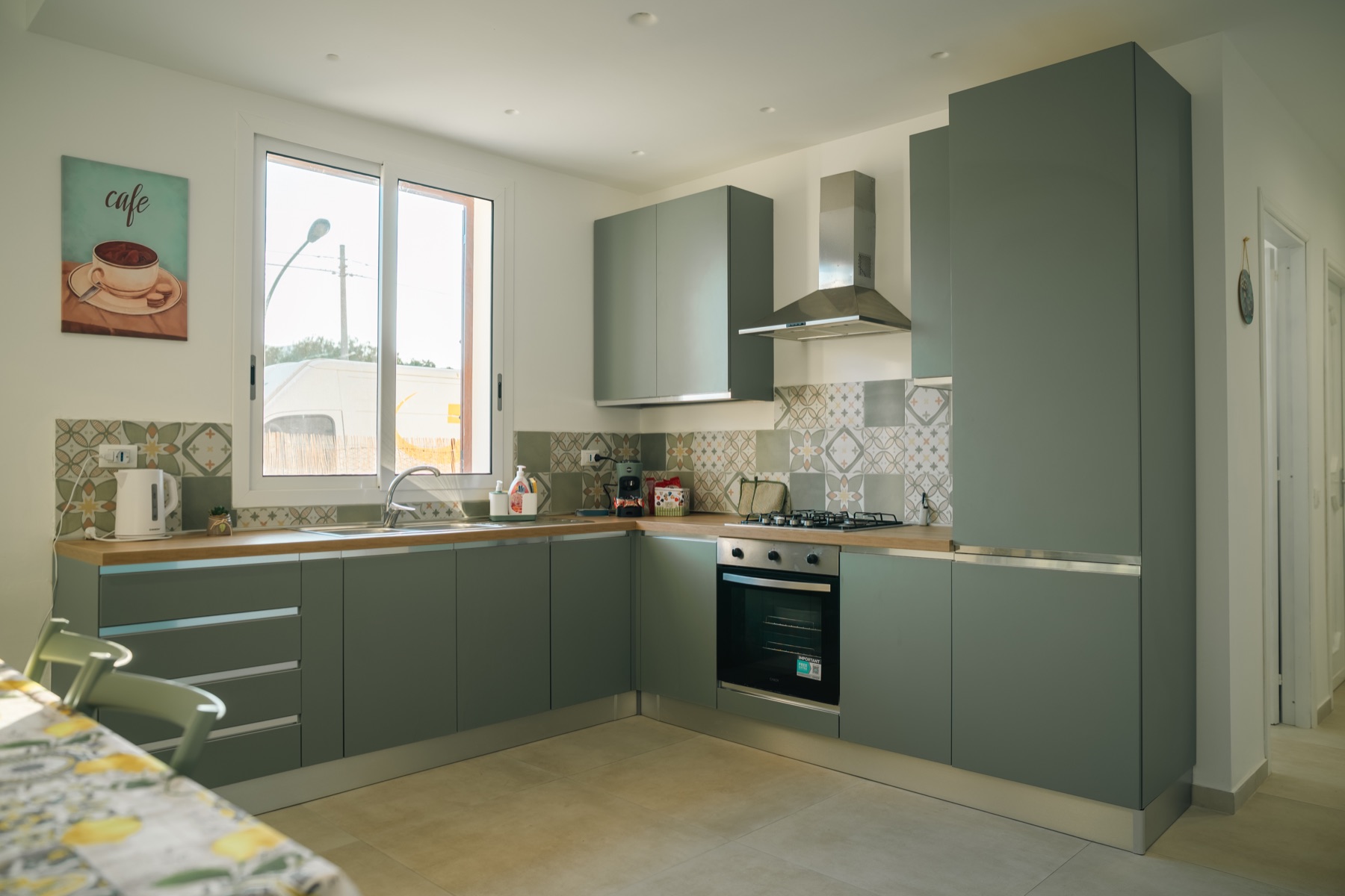 Cucina attrezzata della Dimora Verde con pensili verdi
