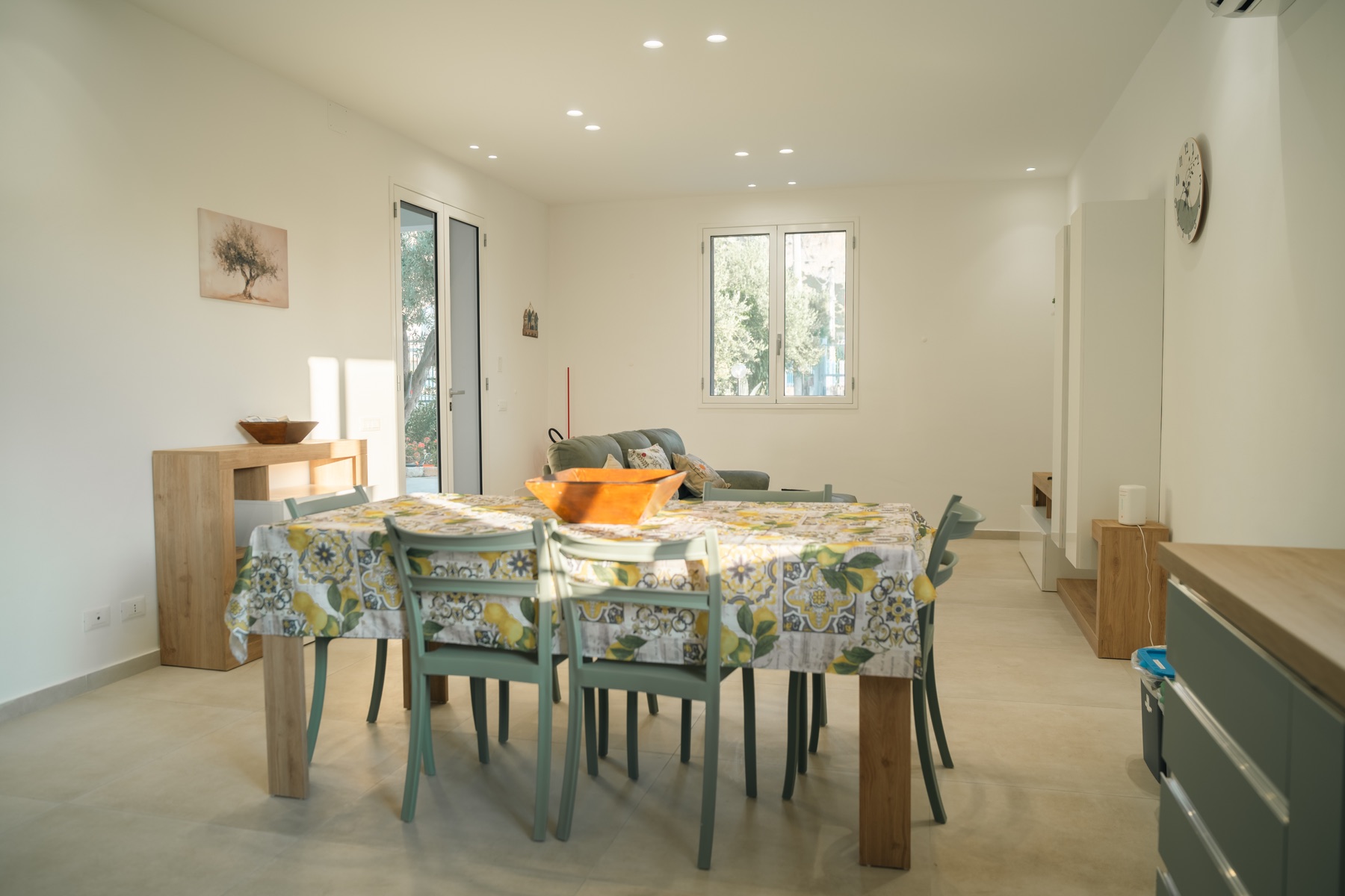Tavolo da pranzo e soggiorno della Dimora Verde