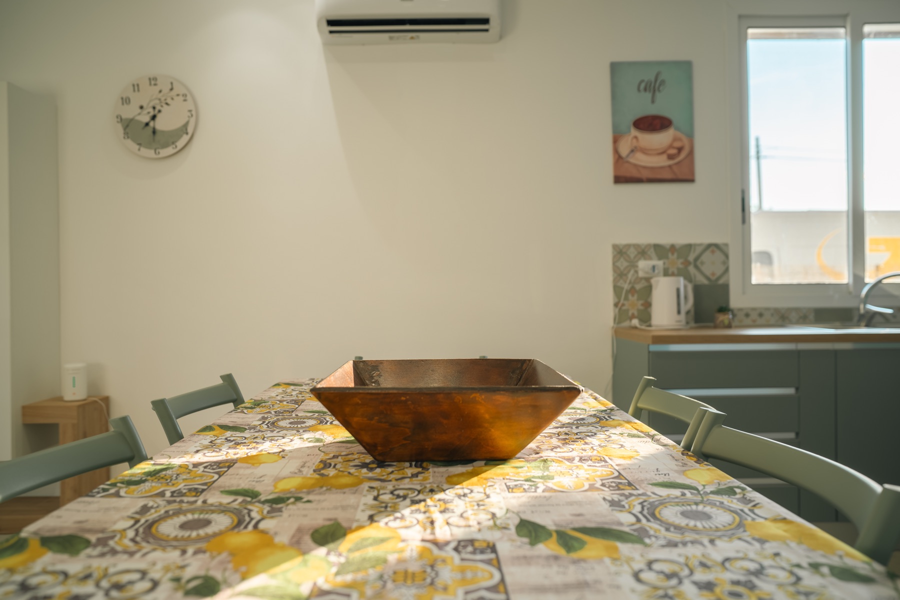 Dettaglio del tavolo da pranzo e cucina della Dimora Verde